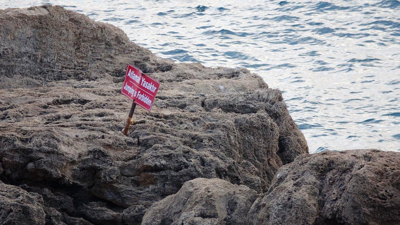 Antalya'da denize atlamanın yasak olduğu bölgede canını hiçe saydı