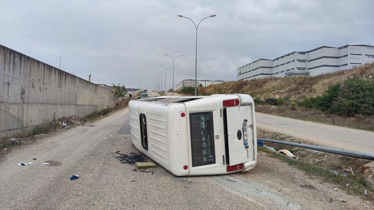 Bursa'da işçi servisi minibüsü devrildi: Çok sayıda yaralı var