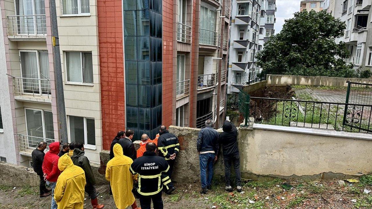 Sinop'u sağanak vurdu: İstinat duvarı yıkıldı, bazı yollarda hasar oluştu