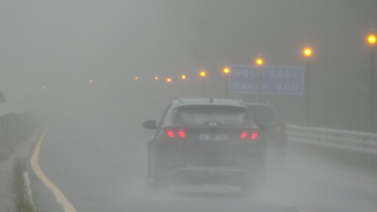 Bolu Dağı'nda sis ve yağmur: Görüş mesafesi 20 metreye kadar düştü