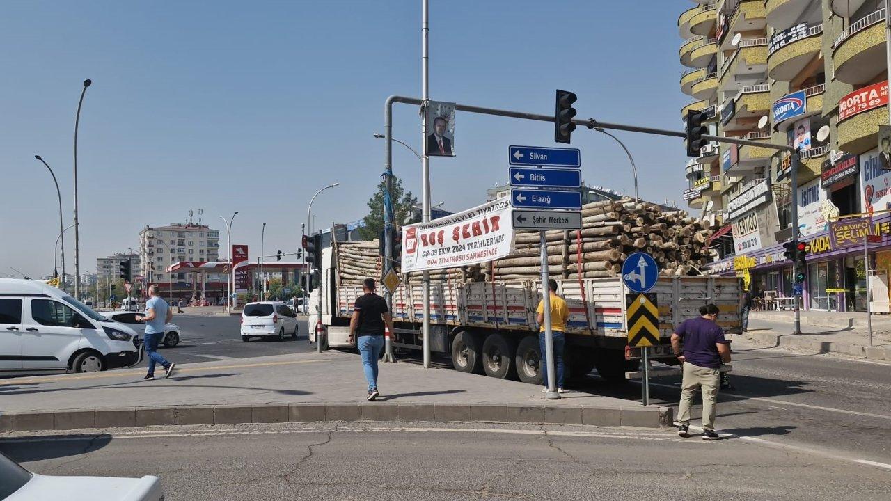 Yolun karşısına geçerken TIR'ın altında kaldı, hayatını kaybetti