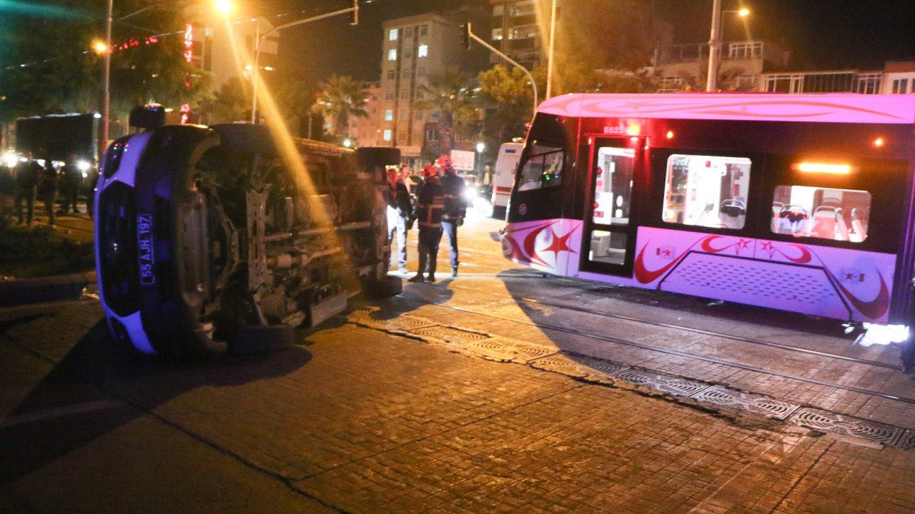 Tramvay ile ambulans kafa kafaya çarpıştı: 4 kişi yaralandı