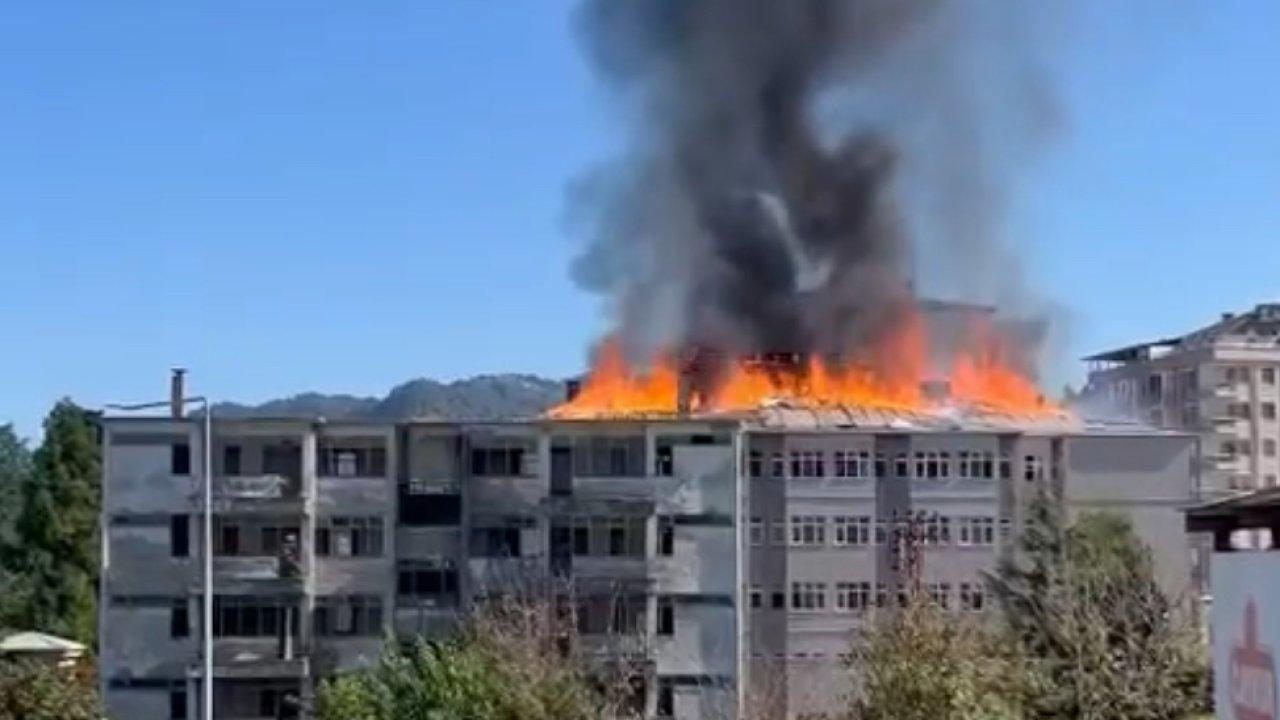 Rize'de eski rehabilitasyon merkezinin çatısında korkutan yangın: Çok sayıda ekip sevk edildi