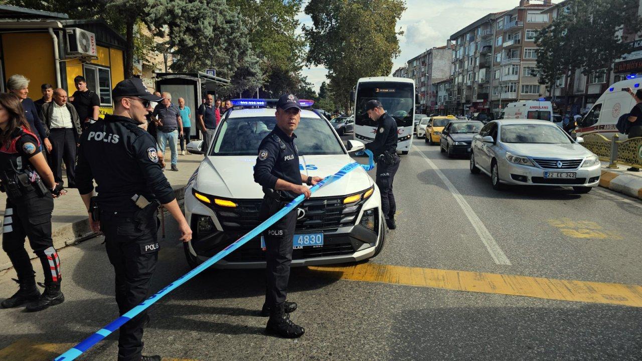 Aracındayken motosiklette husumetlisini gördü, silahla saldırdı