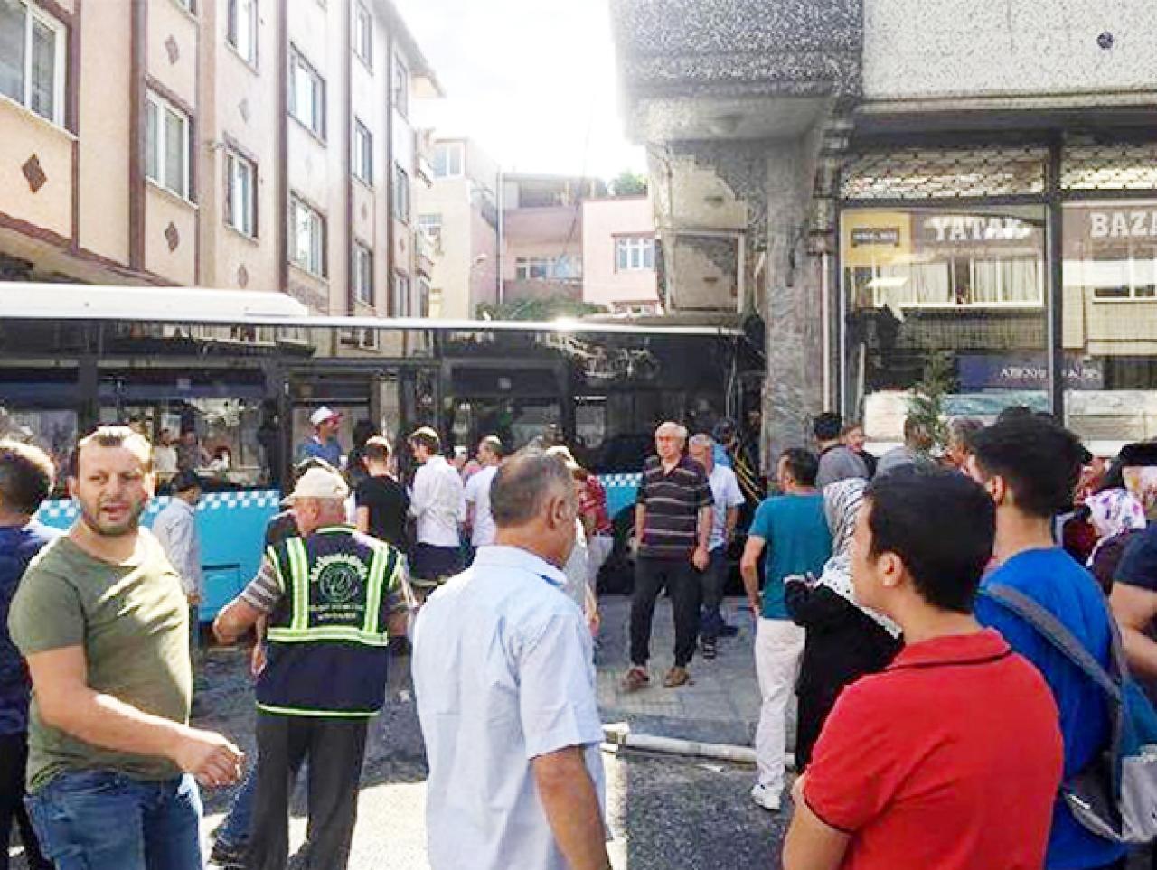 Gaziosmanpaşa'da otobüs duvara çarptı