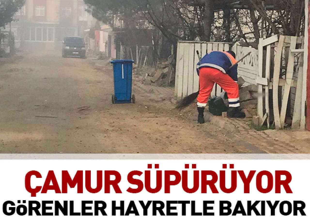 Çamuru süpürüyor