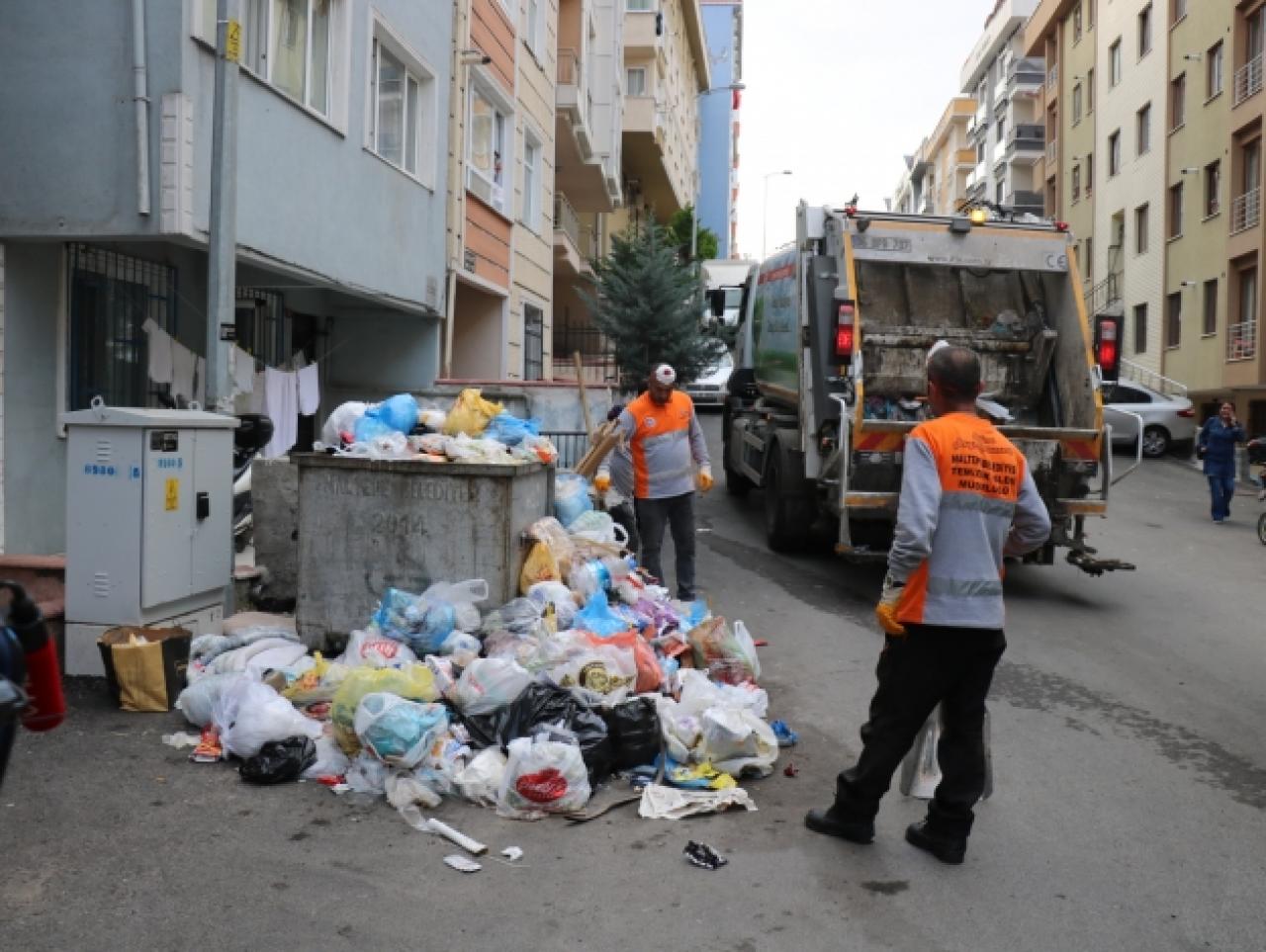 Maltepe'deki çöp yığınlarını İBB topluyor