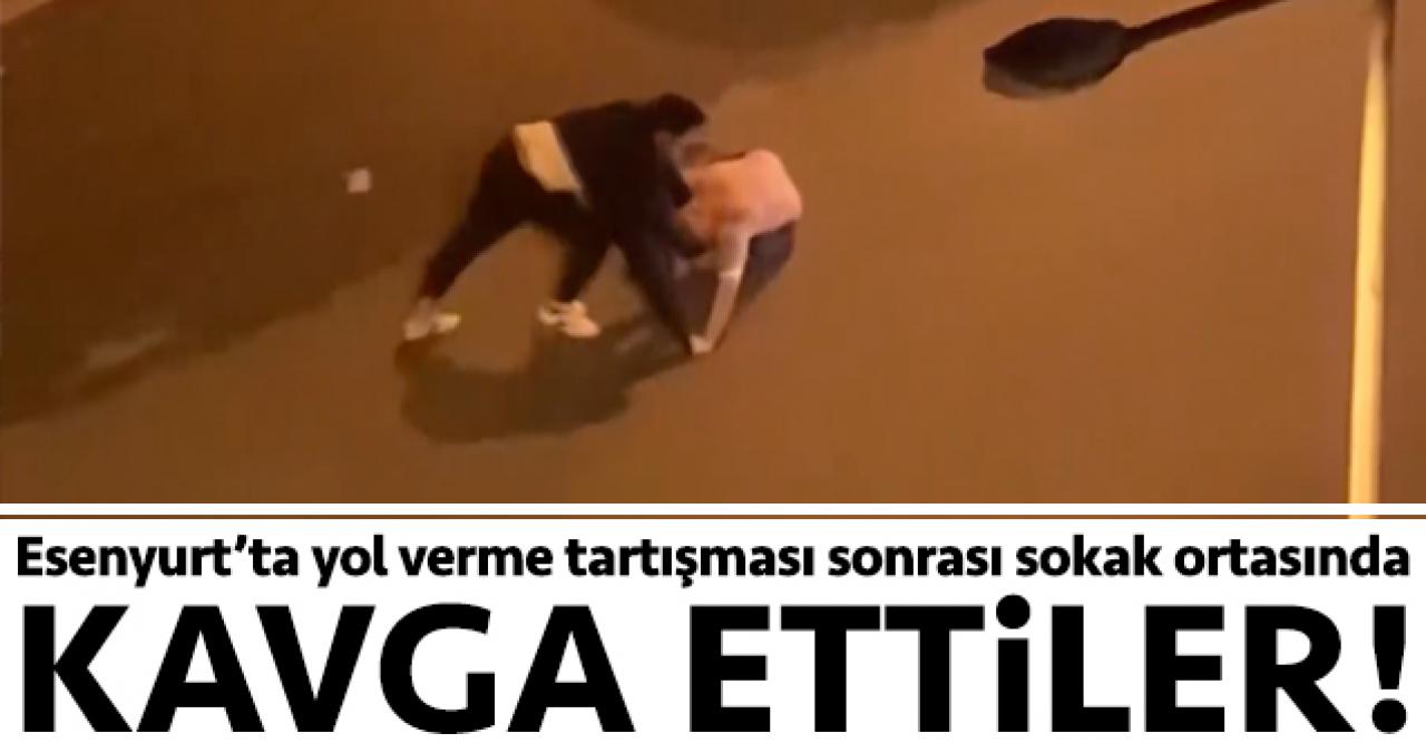 Yol verme tartışması kavgaya dönüştü! Sokak ortasında birbirlerine girdiler