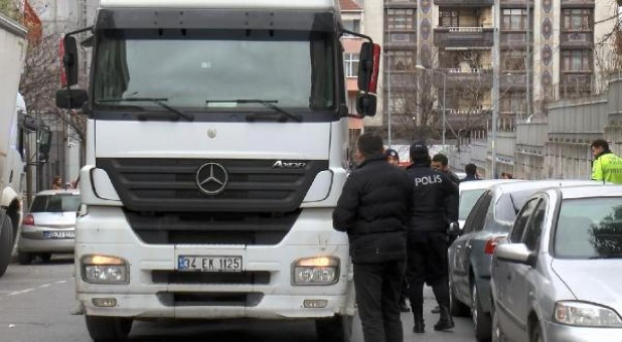 Gaziosmanpaşa'da TIR'ın altında kalan çocuk hayatını kaybetti