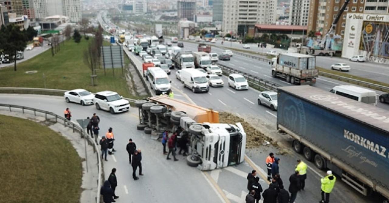 Esenyurt TEM Bağlantı Yolu'nda tır devrildi!