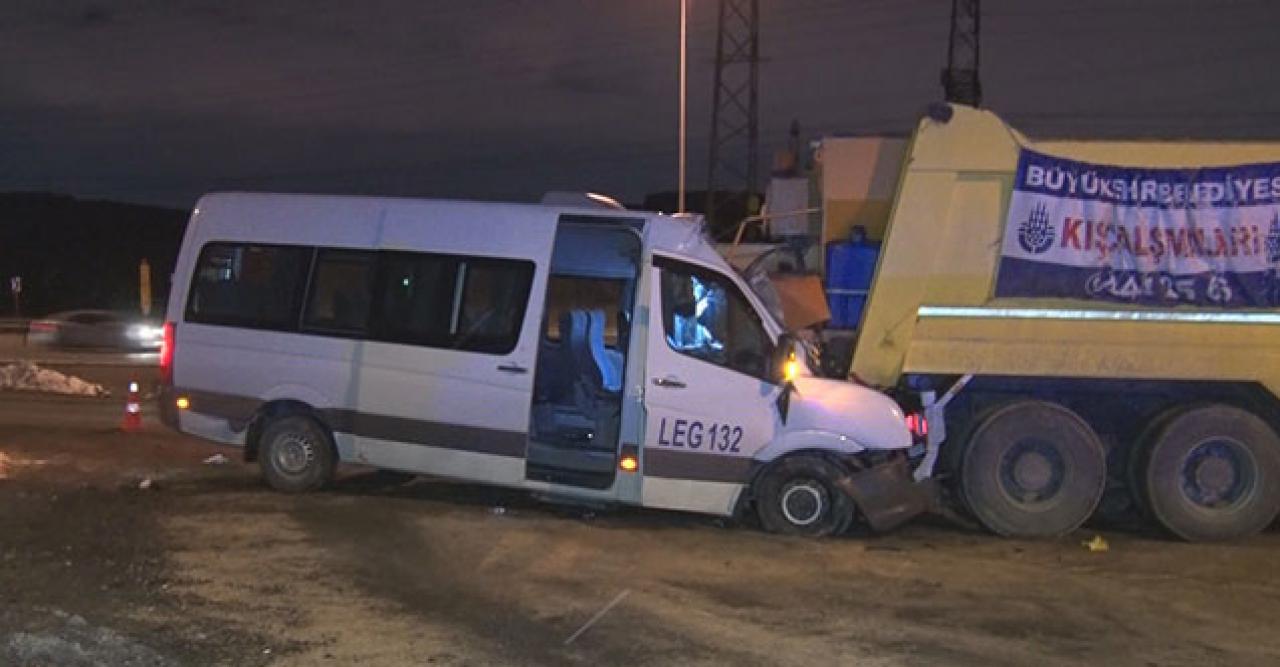 Servis minibüsü kar küreme aracına çarptı: 1 yaralı