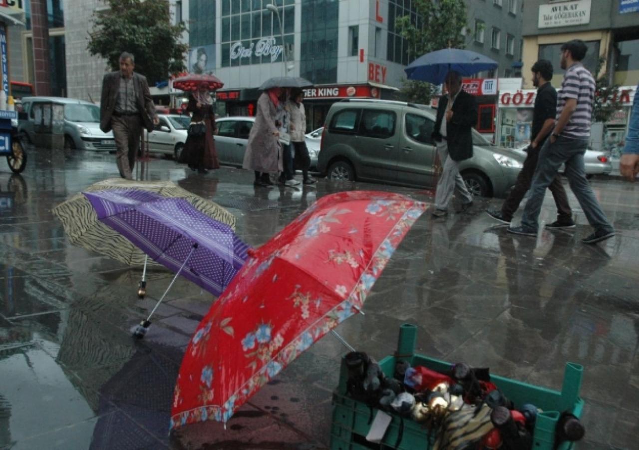 Yağmur yağdı para bastılar! Sağlam şemsiye nereden alınır