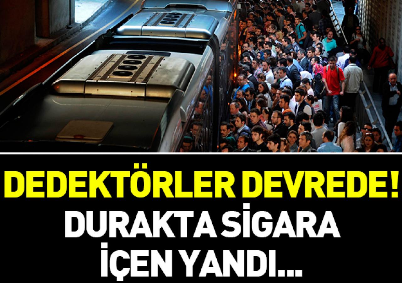 Metrobüs durağında sigara içen yandı