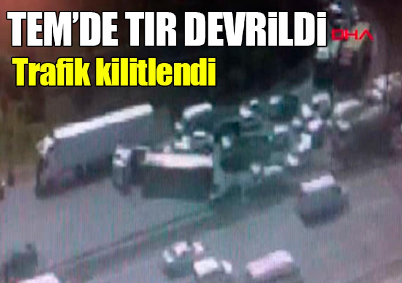 TEM'de TIR devrildi, trafik kilitlendi