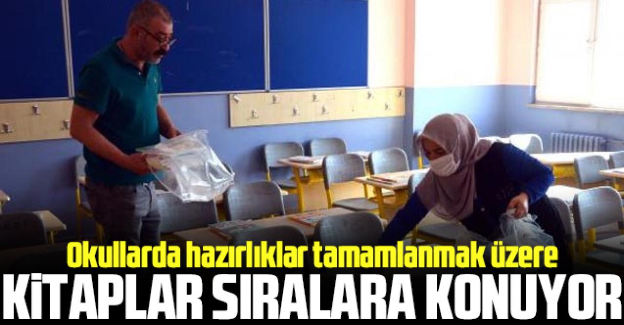 Okullar öğrenciler için hazırlıklar sürüyor... Kitaplar sıraya yerleştirilmeye başlandı