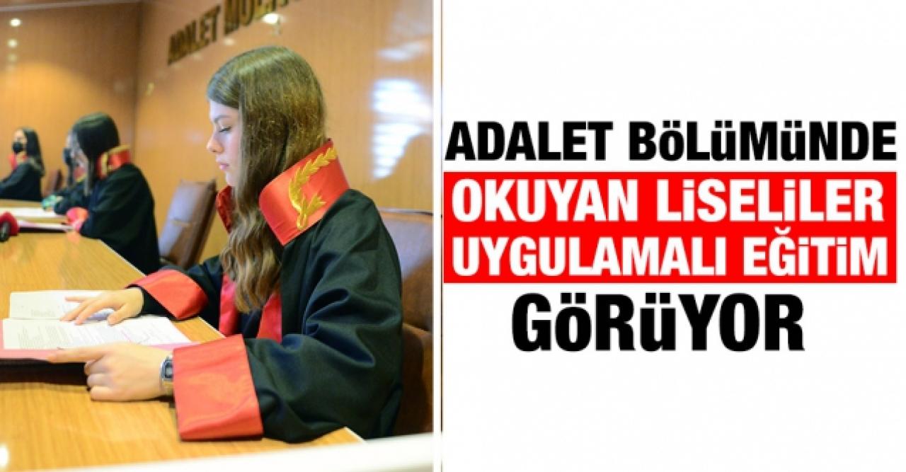 Adalet bölümünde okuyan liseliler, okuldaki duruşma salonunda uygulamalı eğitim görüyor