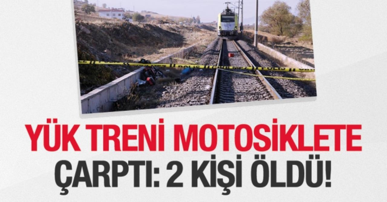 Yük treni motosiklete çarptı: 2 ölü