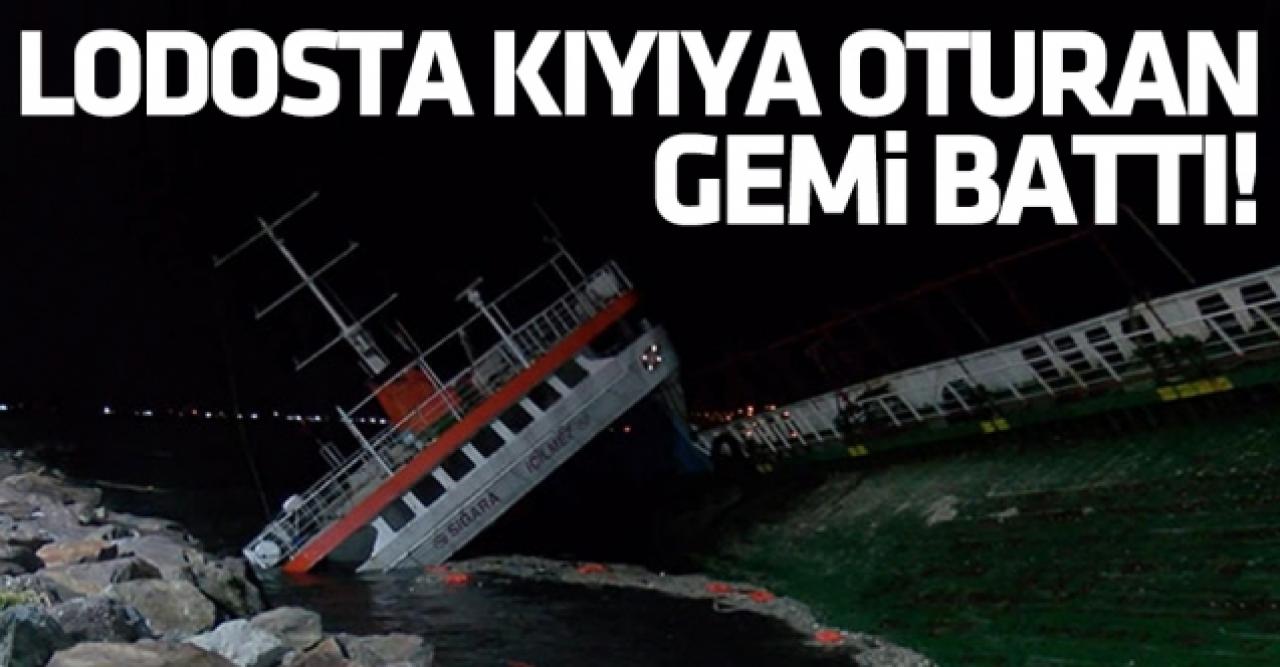 Lodosta kıyıya oturan gemi battı!