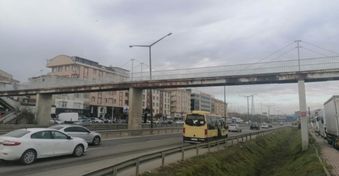 Silivri'de korkutan üst geçit, çöktü çökecek!