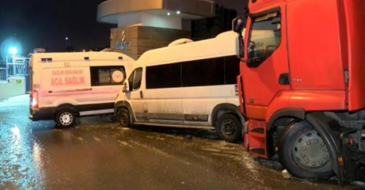 Buzlanma nedeniyle kontrolden çıkan TIR servis aracı ve ambulansa çarptı