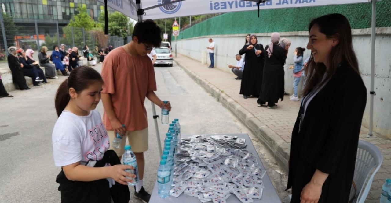 Kartal Belediyesi’nden LGS öncesi öğrencilere su ikramı