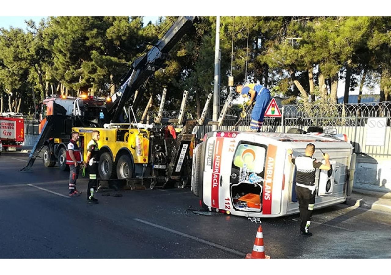 Bakırköy'de ambulans kaza yaptı