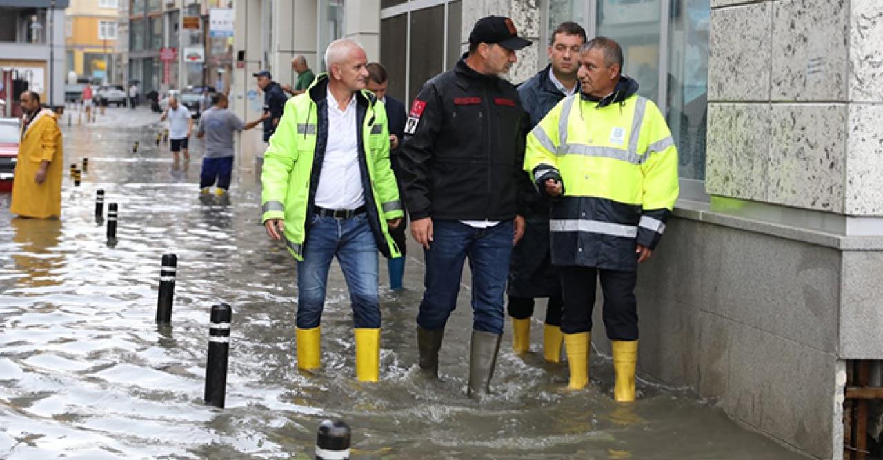 Siyaseti sel aldı