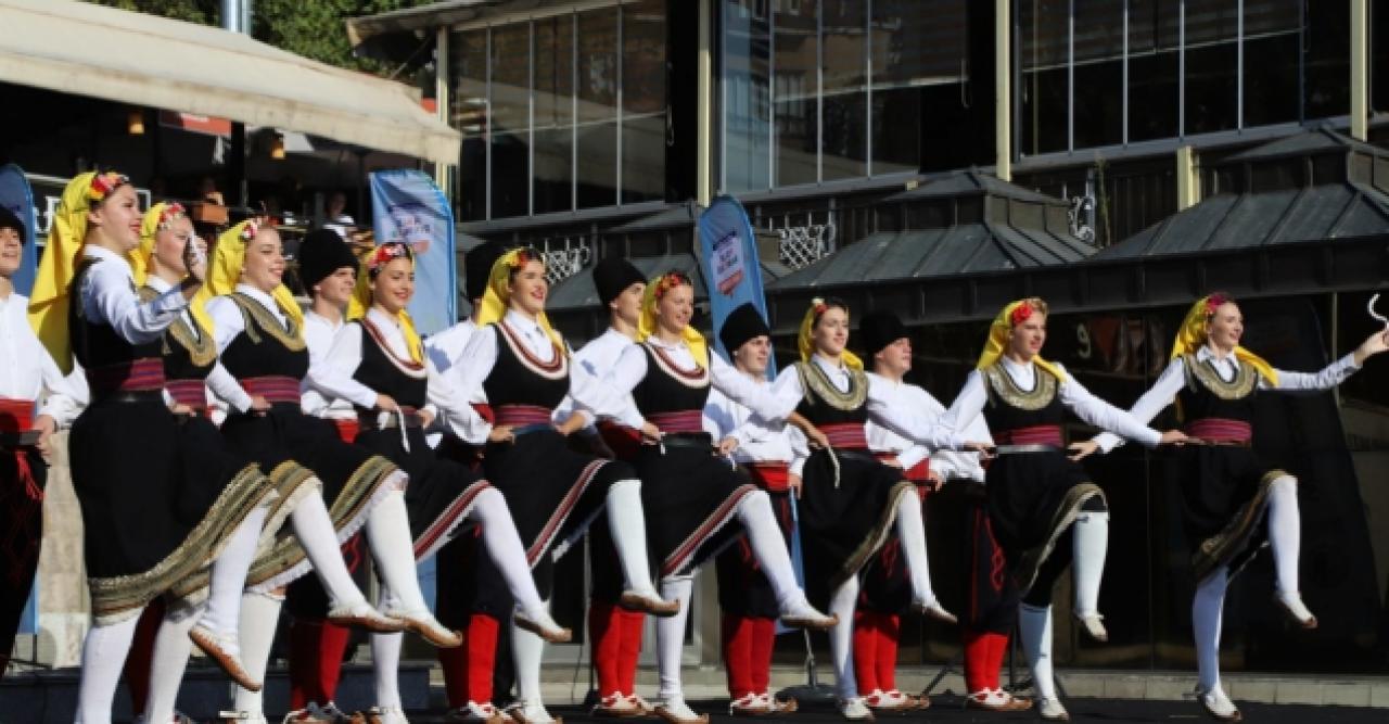 Uluslararası Halk Oyunları Festivali coşkusu Kartal’ın mahallelerini sardı