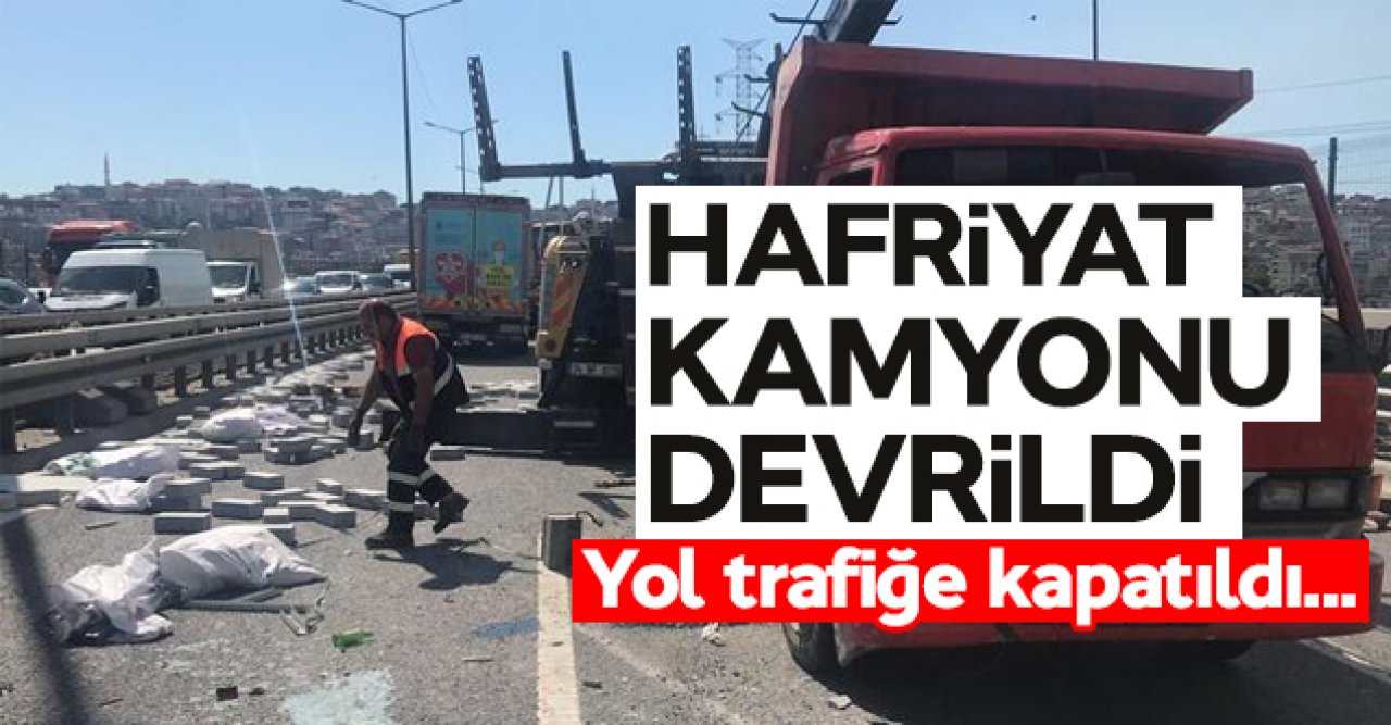 Kağıthane'de hafriyat kamyonu devrildi