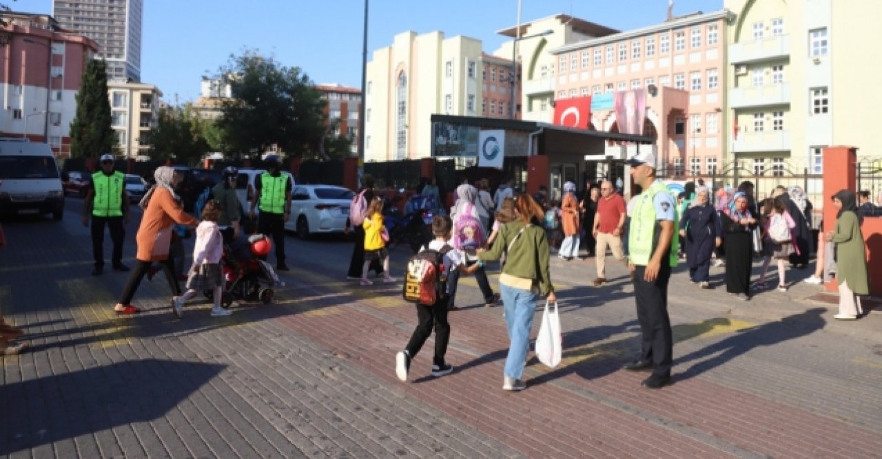 Kartal'da öğrenciler zabıta ekiplerine emanet