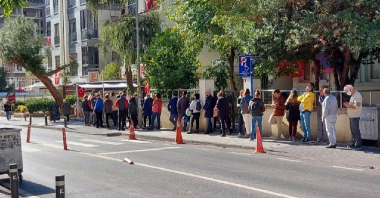 Eczane önünde oluşan kuyruklara vatandaşlar isyan etti