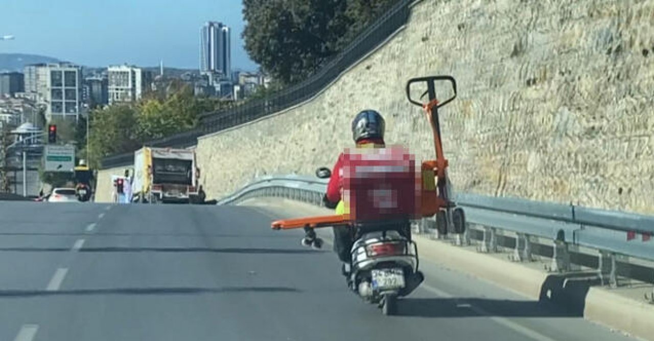 Transpalet taşıyan motosikletlinin tehlikeli yolculuğua