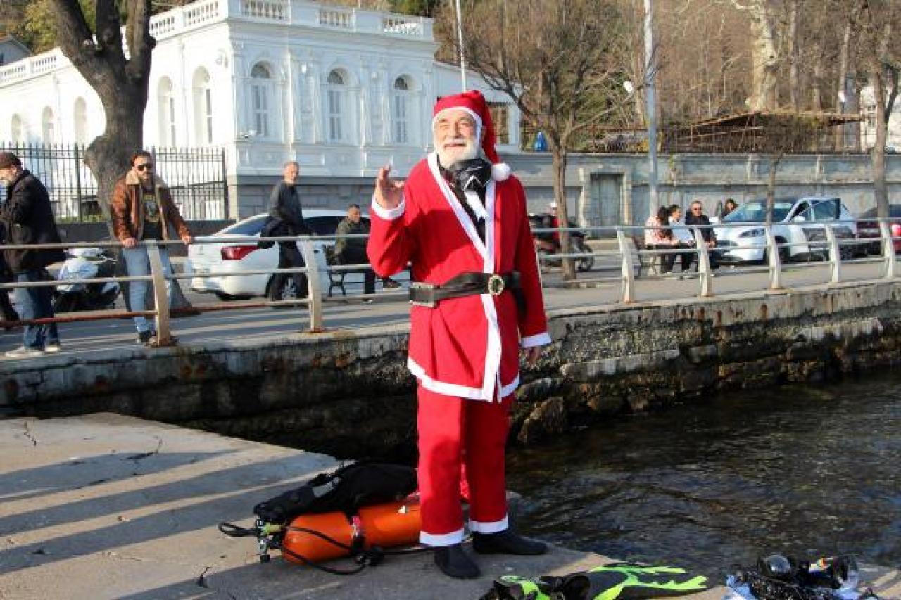 İstanbul Boğazına dalan Noel Baba denizden plastik balık çıkardı