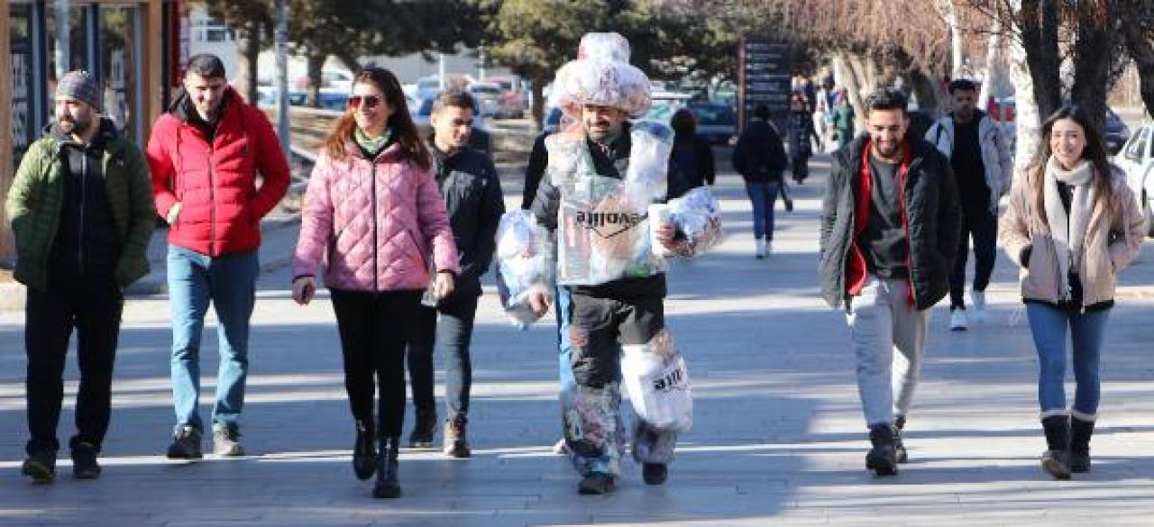 Doğaya vereceği yükü, tasarladığı çöp elbiseyle sırtında taşıdı