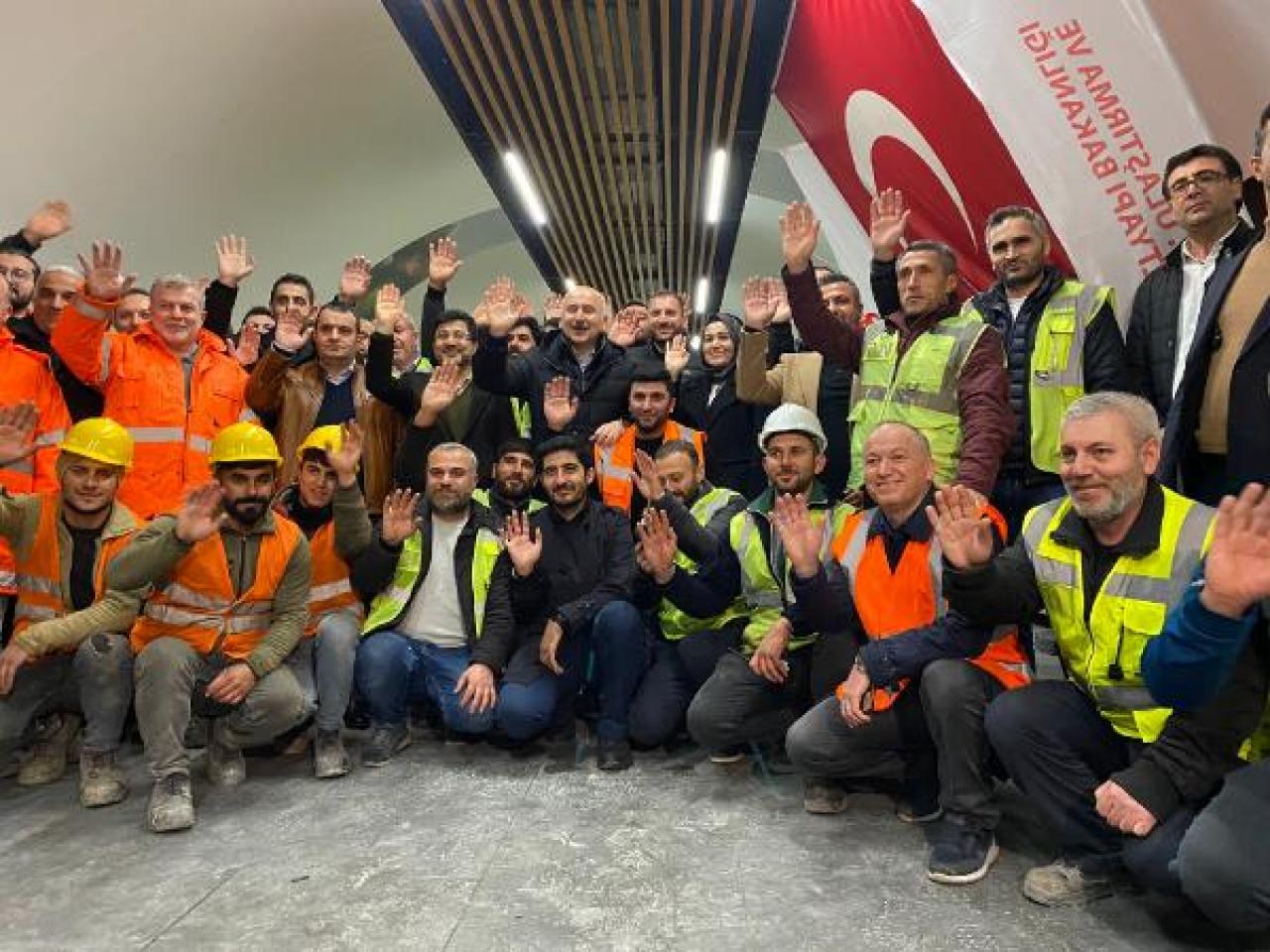 Bakan Karaismailoğlu yeni yılı Başakşehir-Kayaşehir metro hattı çalışanlarıyla karşıladı