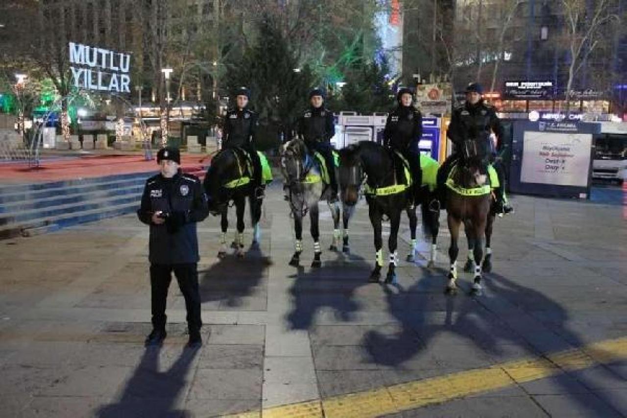 Ankara'da yılbaşı kutlamalarında 'atlı polis'ler görev yaptı