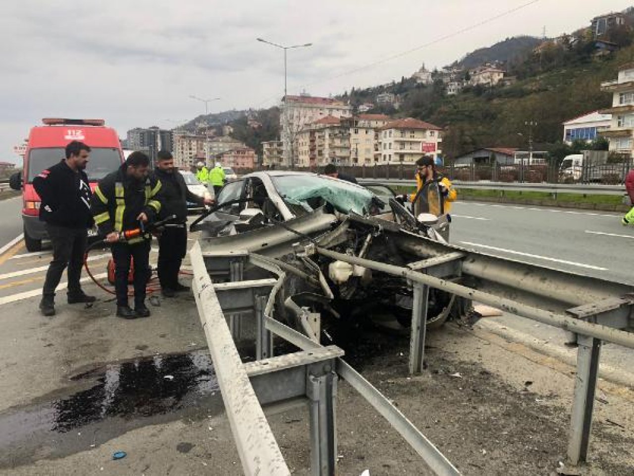 Otomobil bariyere saplandı; emekli öğretmen öldü, 1 yaralı