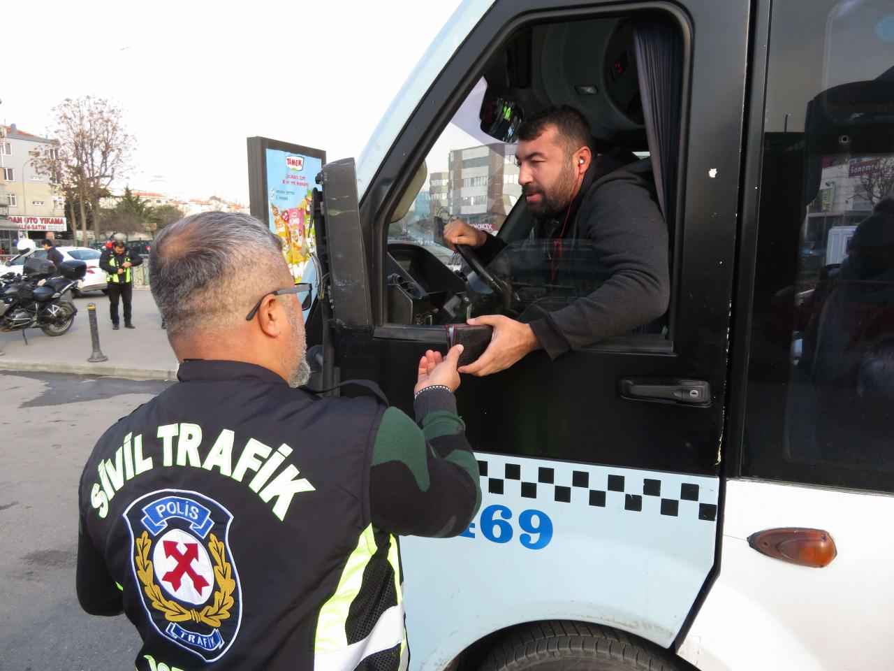 Polis dolmuşlara ceza kesti