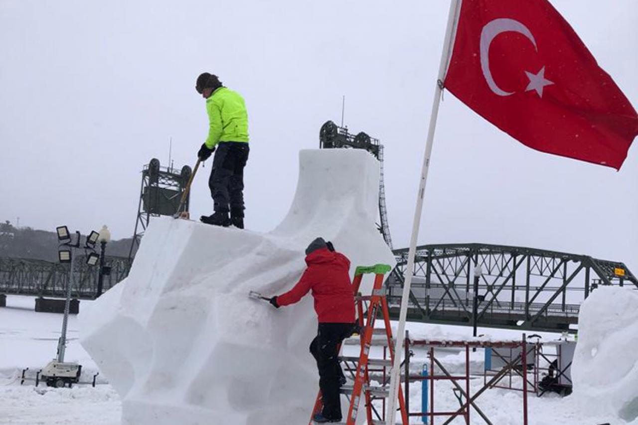 Buzdan heykel yapıp yarıştılar