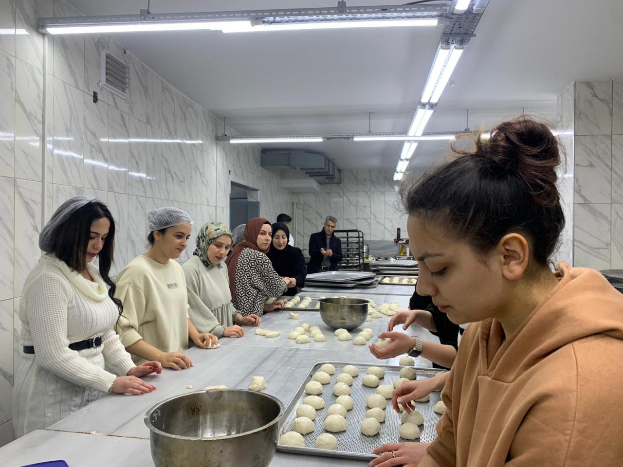 Öğretmenler eğitime ara verdi, ekmek üretmeye başladı!