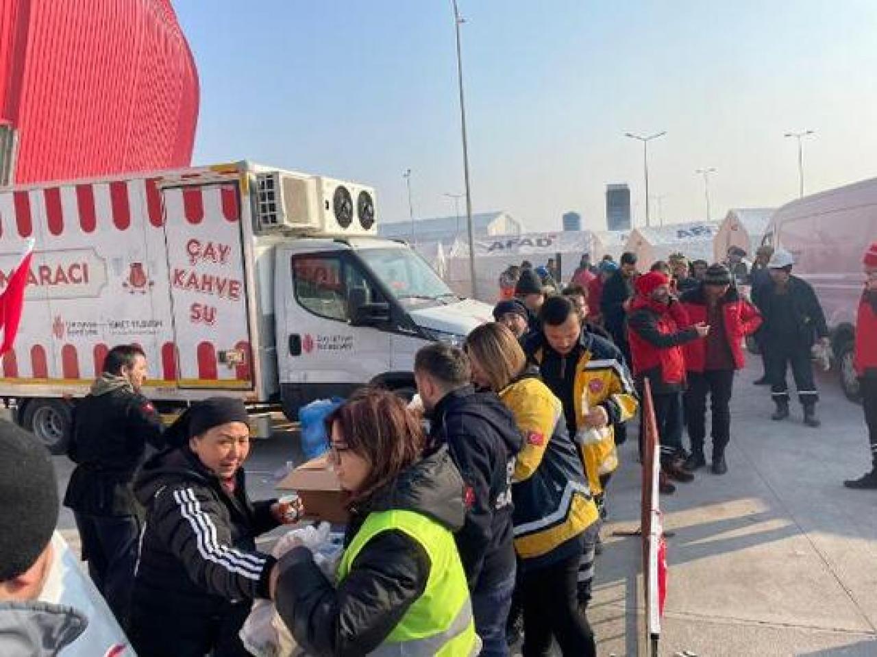 Ümraniye Belediyesi’nden deprem bölgesinde günlük 8 bin kişilik yemek