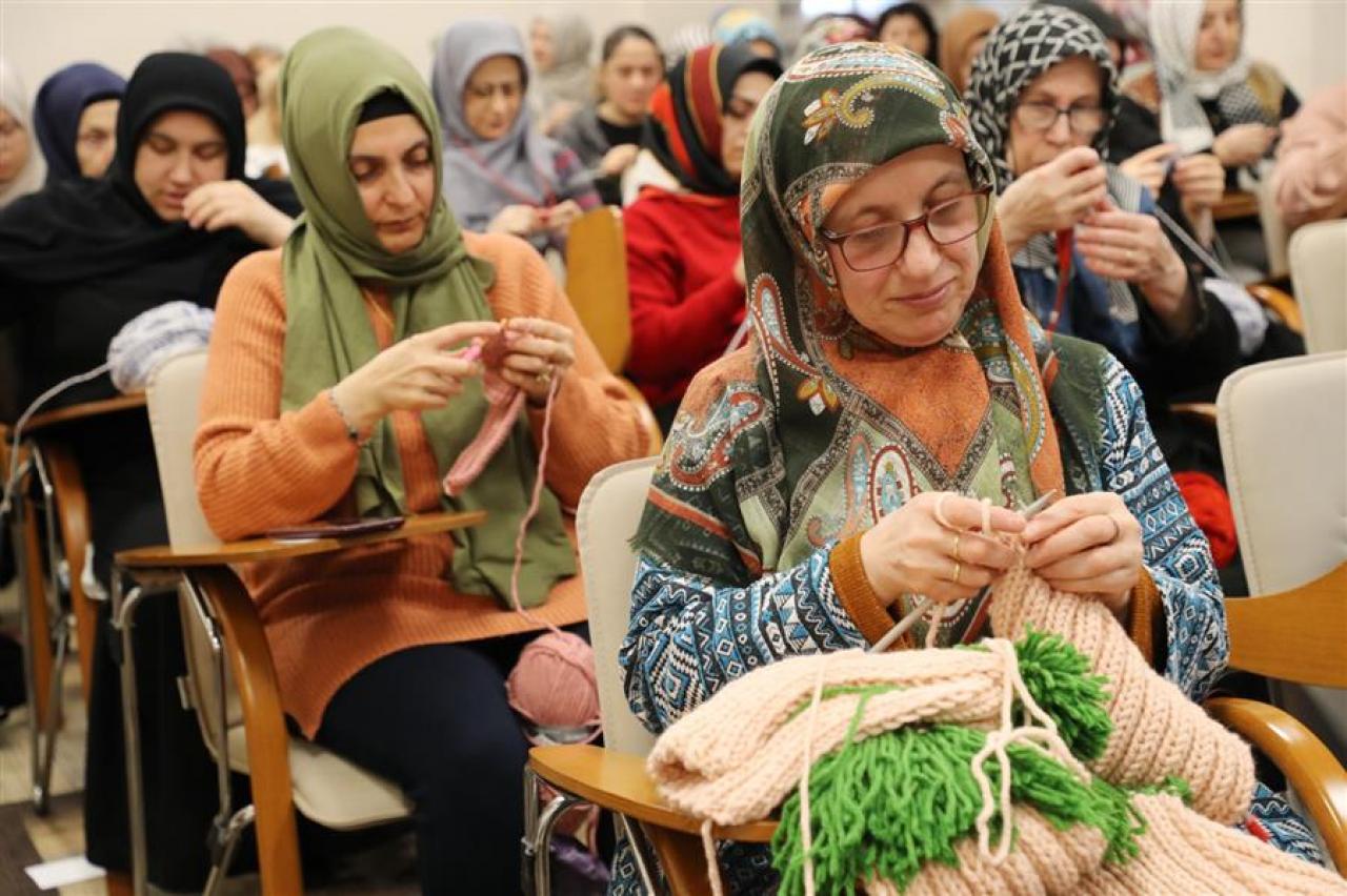 Gaziosmanpaşa'da kadınlar bere örüyor