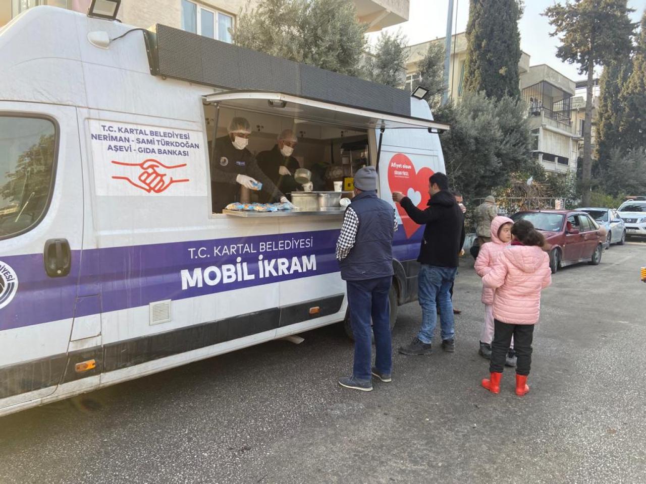 Kartal Belediyesi'nden deprem bölgesinde 3 öğün yemek ikramı