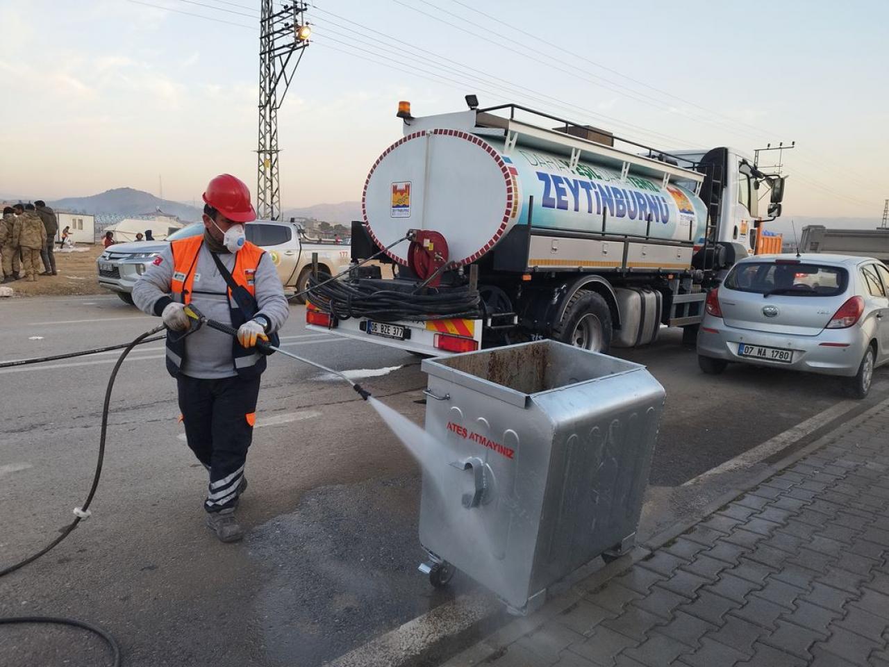 Zeytinburnu Belediyesi Temizlik Ekibi deprem bölgesinde