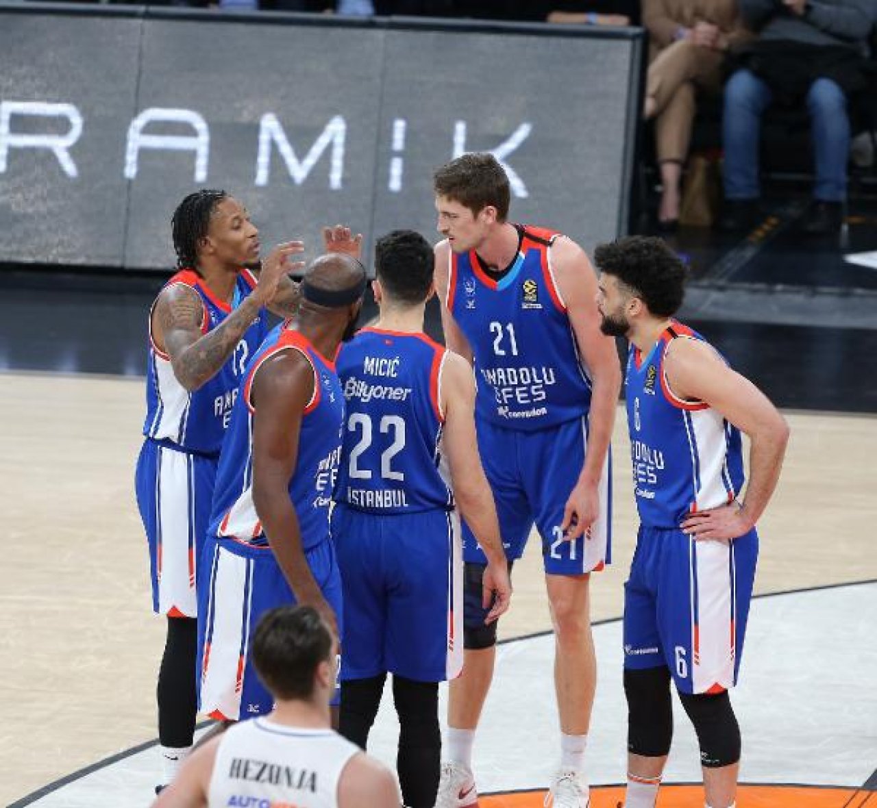 Anadolu Efes'e Play-Off yolunda ağır darbe