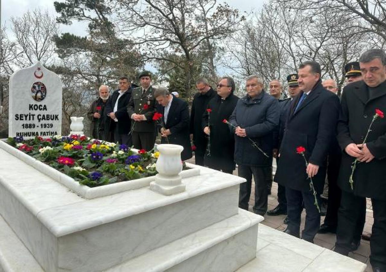 Çanakkale Savaşları kahramanı Seyit Onbaşı, mezarı başında anıldı