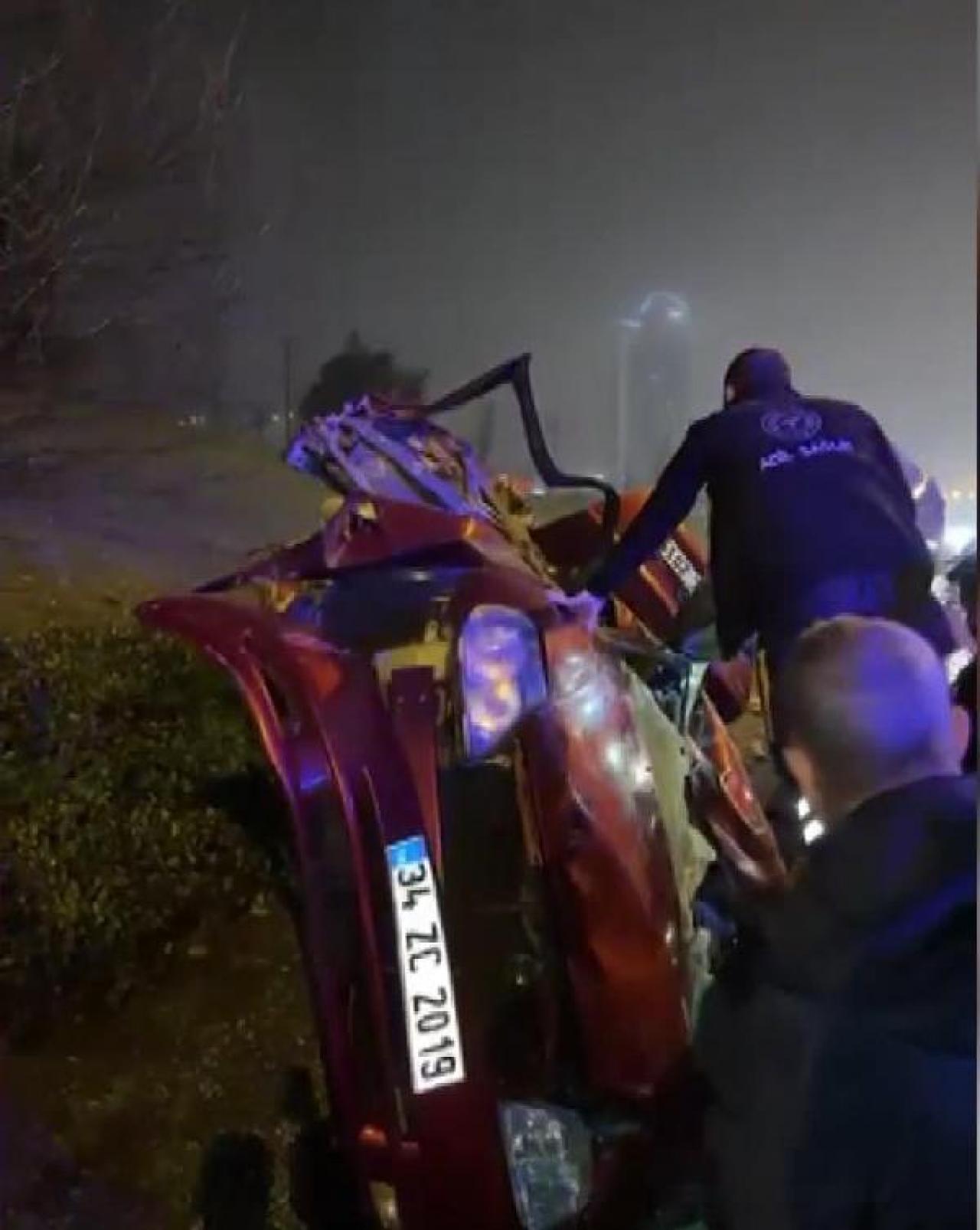 Kağıthane'de TEM Otoyolu'nda bariyerlere çarpan otomobil takla attı: 1'i ağır 3 yaralı