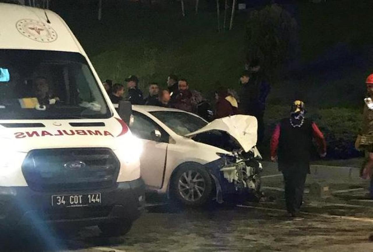 Silivri'de İETT otobüsü ile otomobil çarpıştı: 3 yaralı