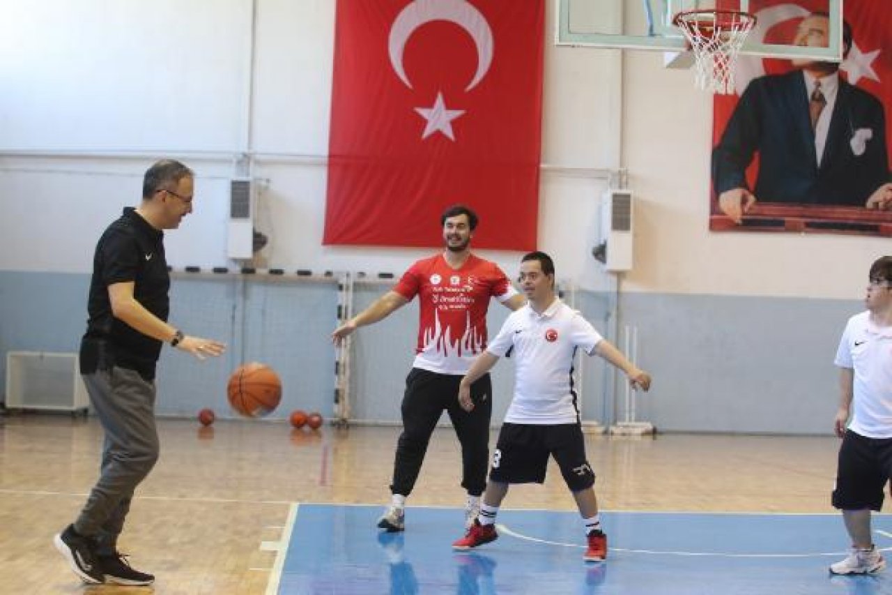 Bakan Kasapoğlu, down sendromlu milli sporcular ile basketbol oynadı