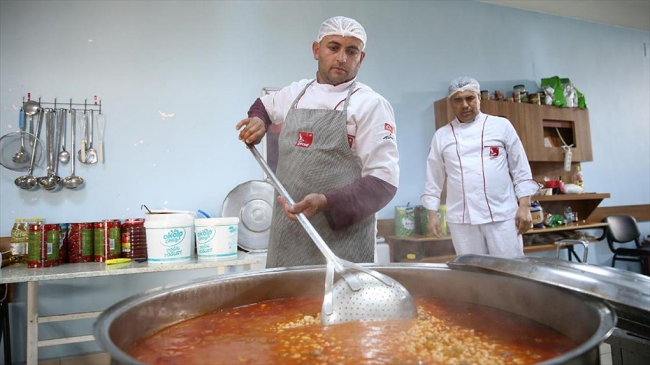 Depremzede kuzenler çadır kentte gönüllü aşçılık yapıyor